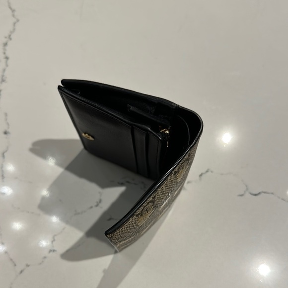 Gucci Bee Patterned Wallet in Brown and Gold - Picture 5 of 5